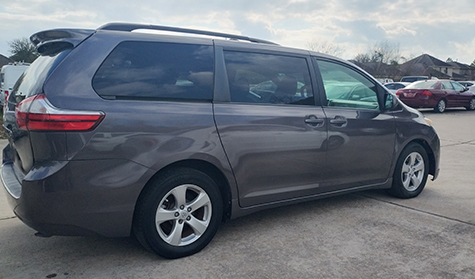 
								Toyota  Sienna full									